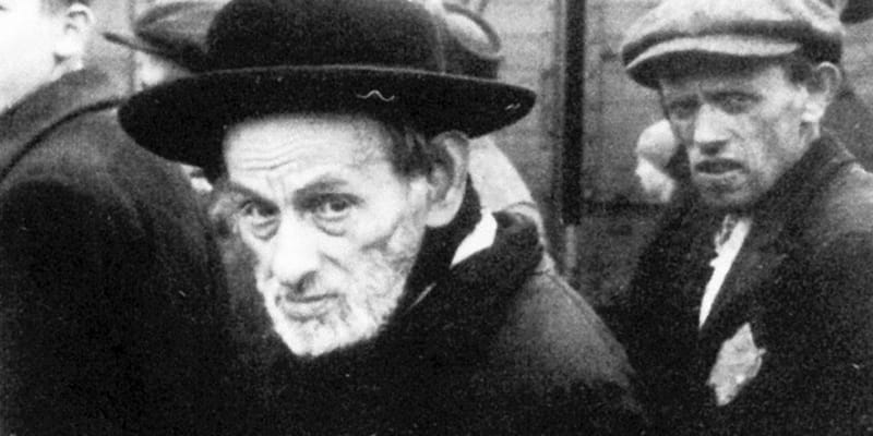 Při holokaustu bylo zavražděno přes šest milionů Židů.