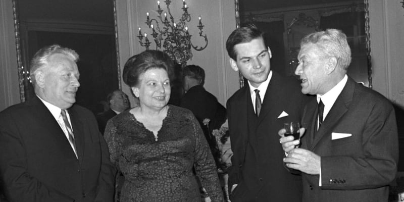 Stanislav Neumann s prezidentem Antonínem Novotným a jeho manželkou Boženou na Pražském hradě. 