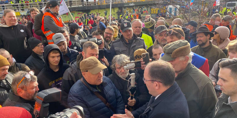 Ministr Marek Výborný (KDU-ČSL) v diskuzi s protestujícími zemědělci