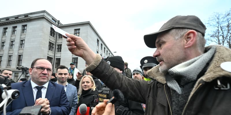 Ministr zemědělství Marek Výborný (KDU-ČSL) před budovou ministerstva zemědělství během diskuze s protestujícími (19. 2. 2024)