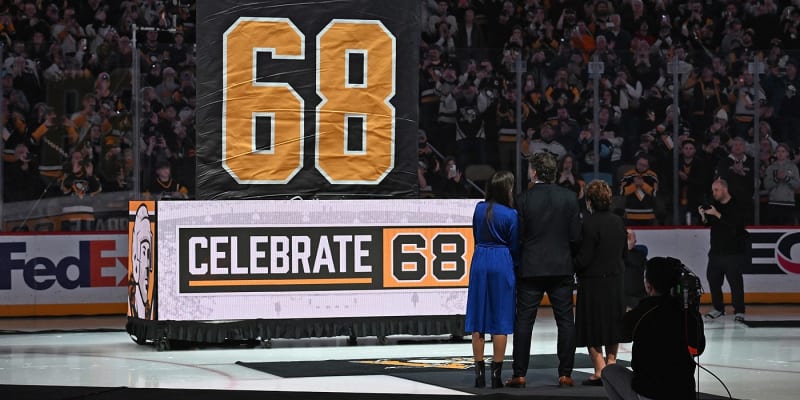 Jaromír Jágr se v NHL dočkal velké pocty. V Pittsburghu vyvěsili jeho dres pod strop haly a vyřadili číslo 68 z užívání.