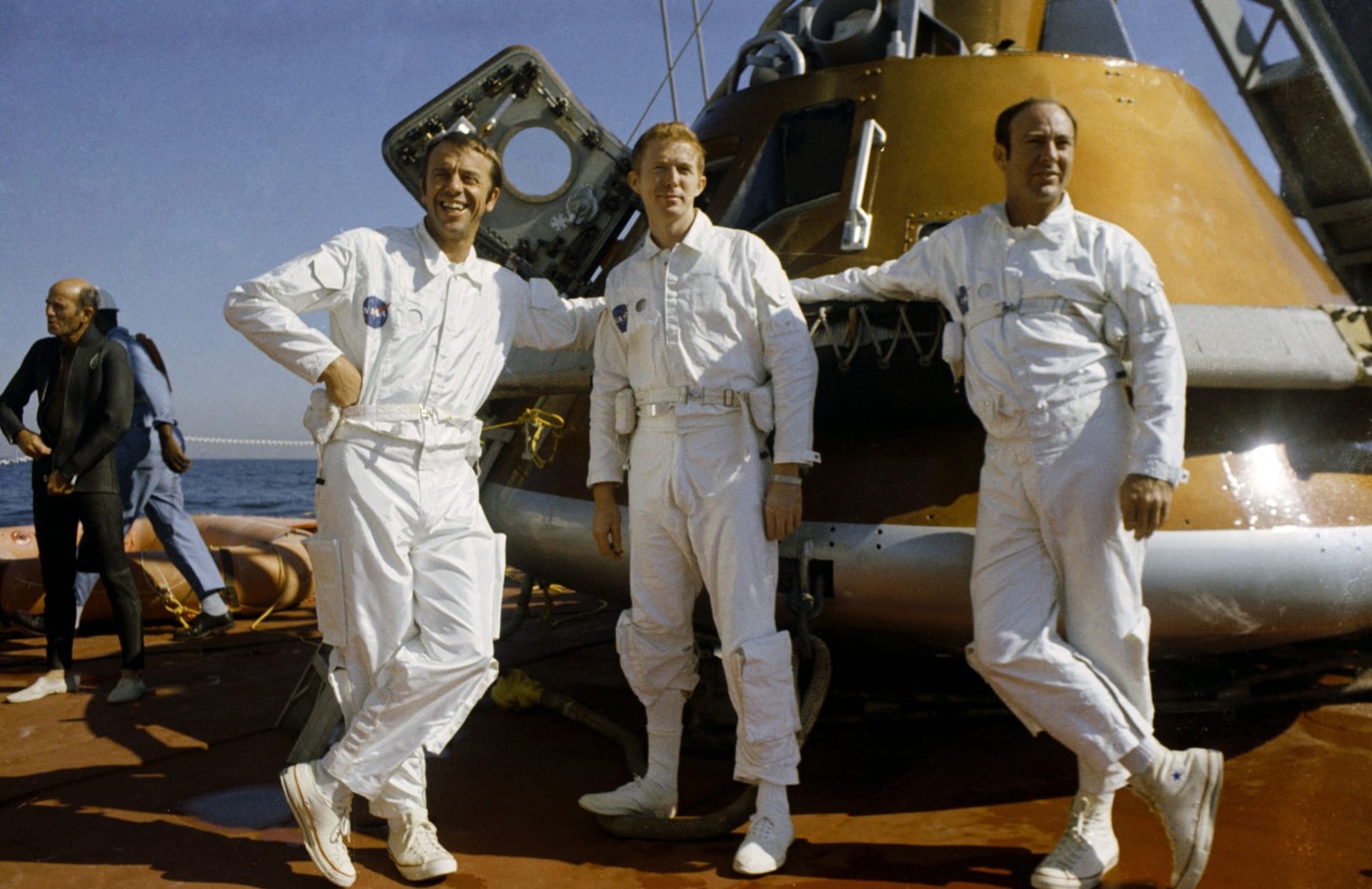 Edgar Mitchell (vlevo) a jeho kolegové během tréninku na misi Apolla 14