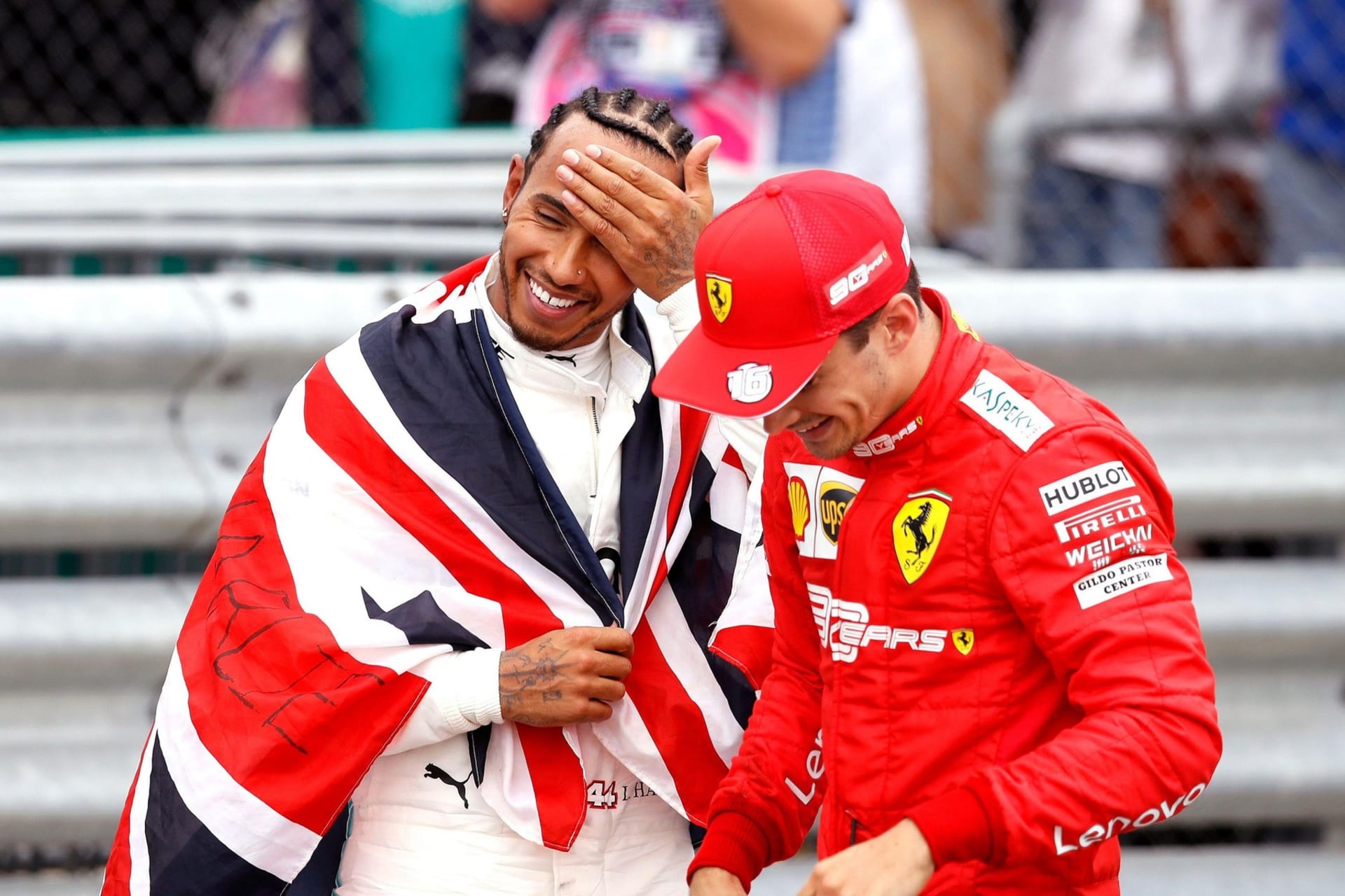 Lewis Hamilton se příští rok překvapivě přesune do stáje Ferrari.