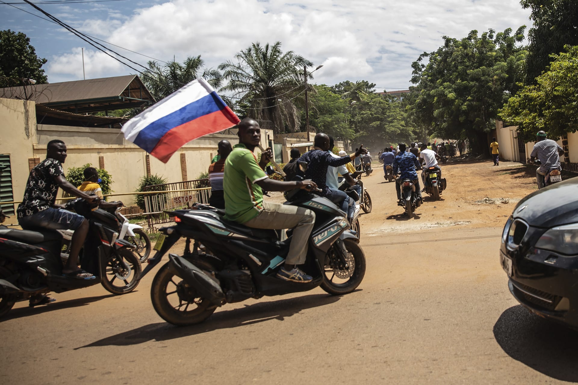 Podporovatelé převratu s ruskou vlajkou v Burkině Faso (2. 10. 2022)
