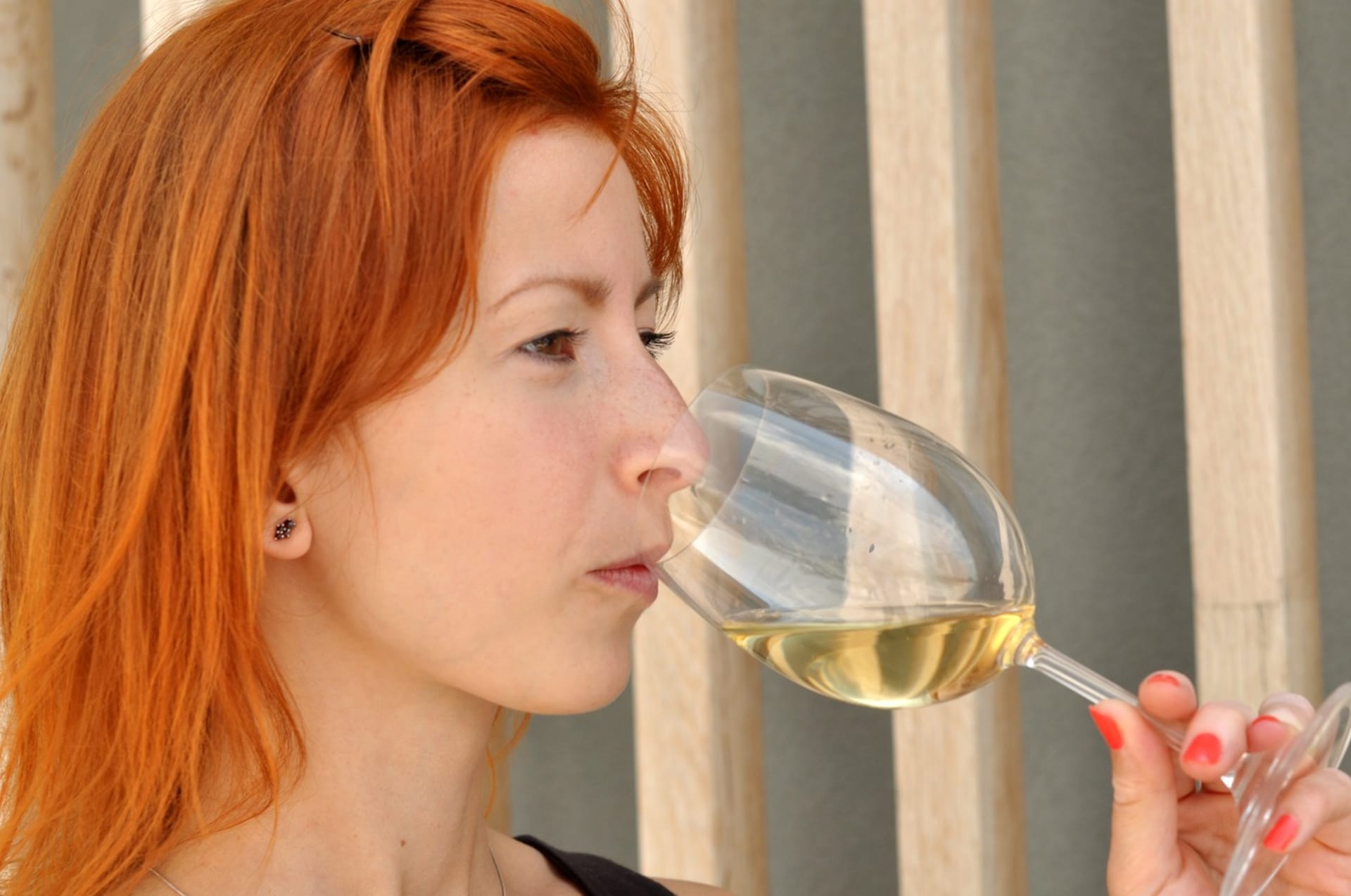 Z lahodného vína i společnosti lidí se může stát něco kyselého