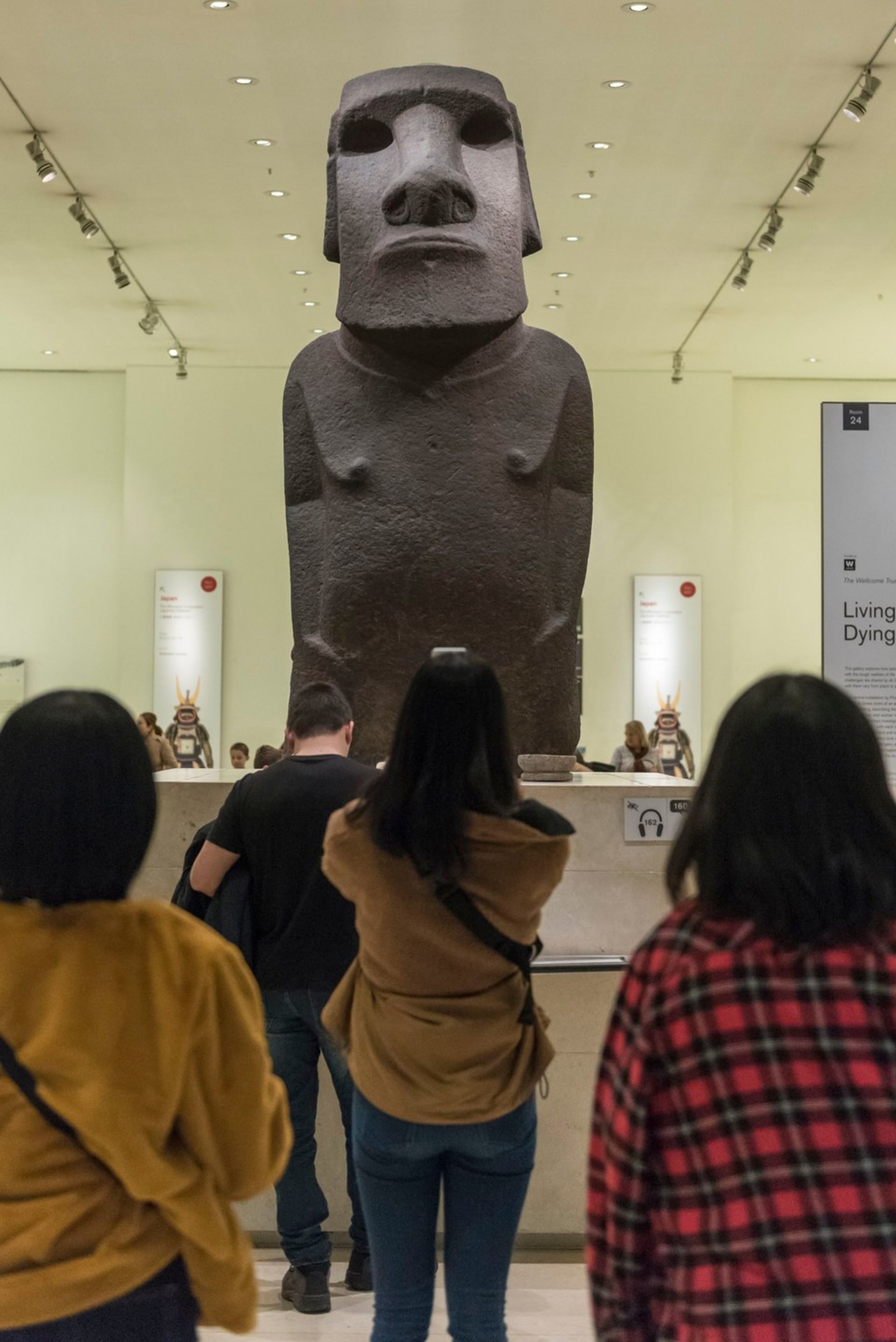 Lidé volají po návratu sochy moai z Britského muzea na Velikonoční ostrov, odkud bylo v 19. století převezeno.