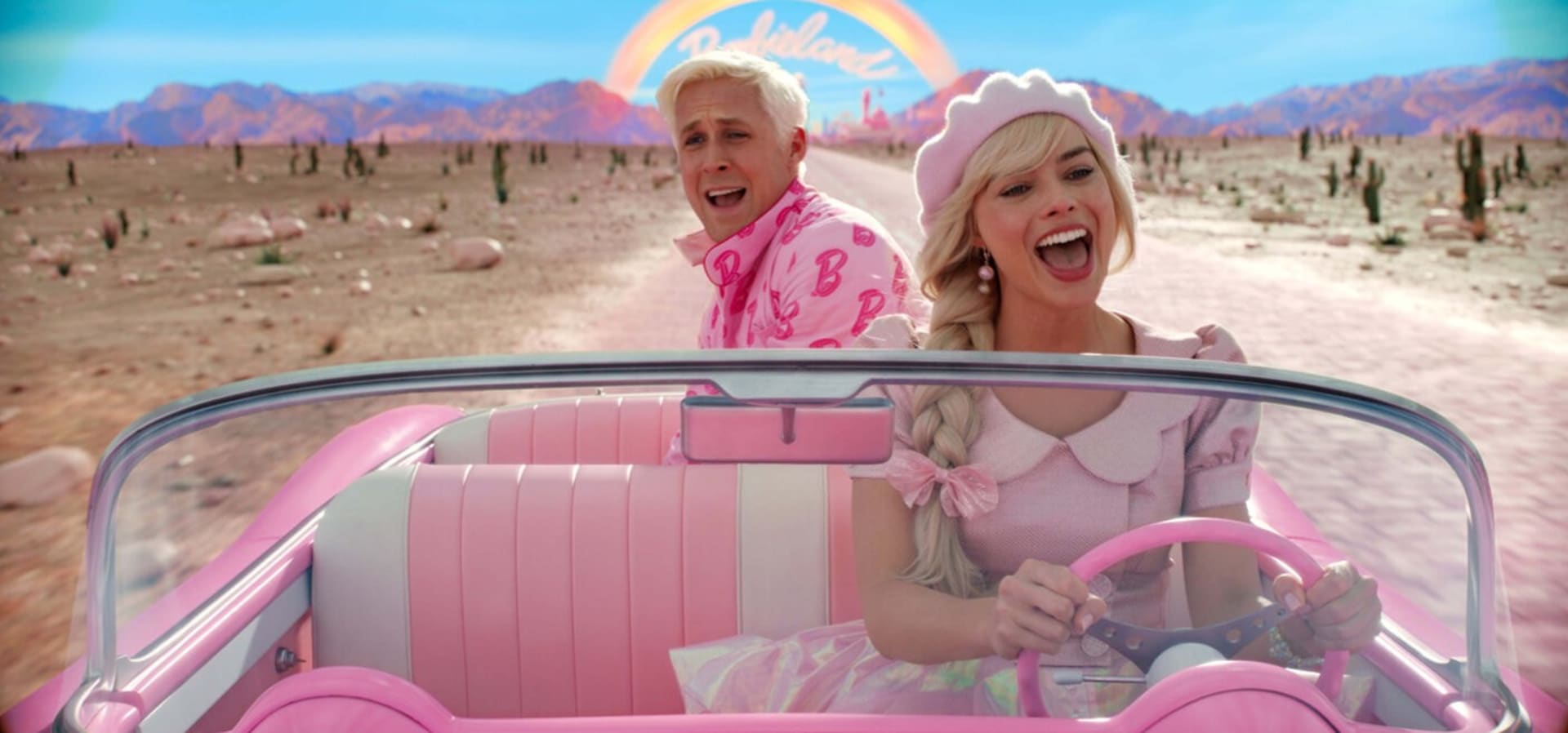 Margot Robbie a Ryan Gosling ve filmu Barbie
