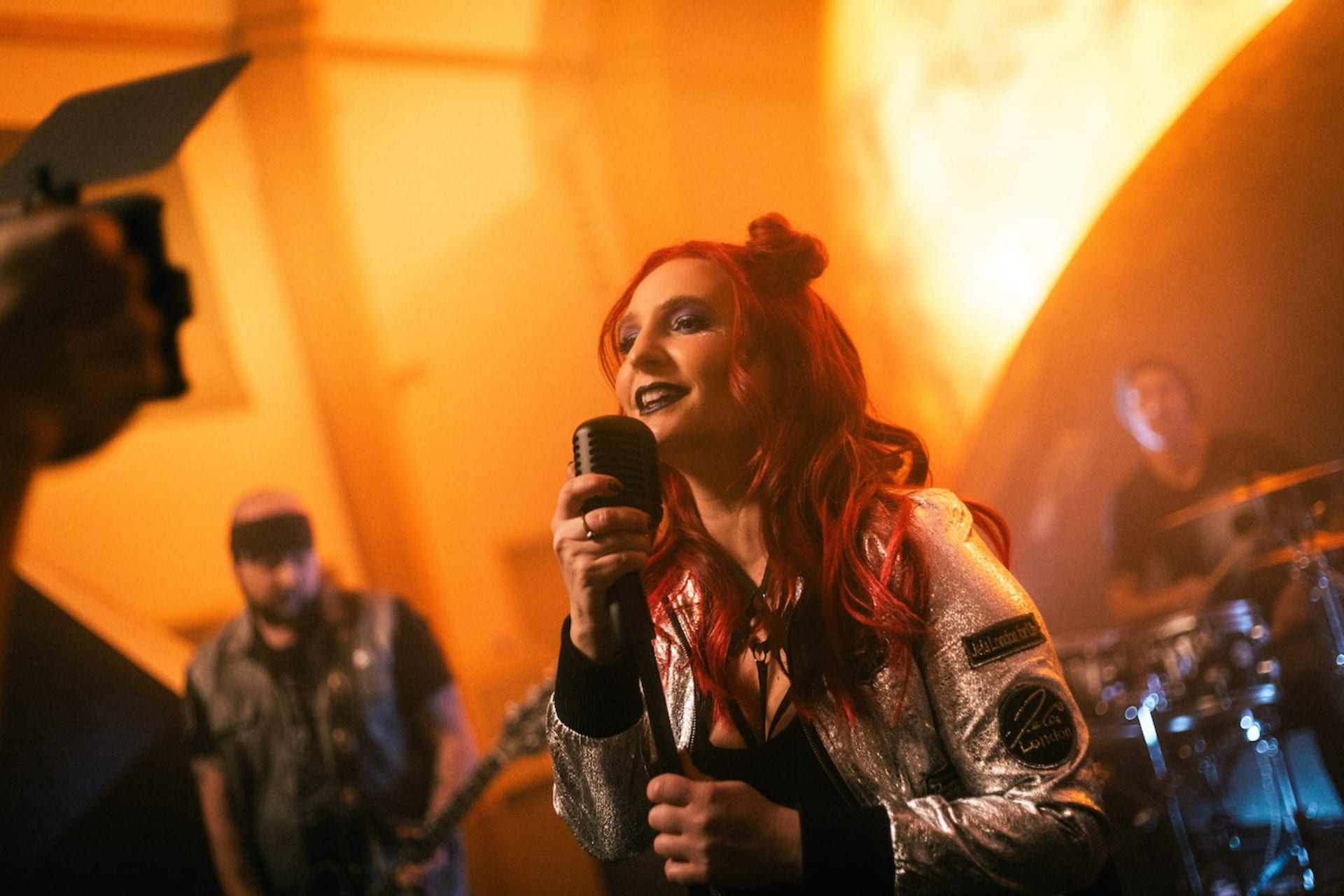 Zpěvačka Bára Zemanová svým energickým singlem Mayday ohlašuje návrat na podium.