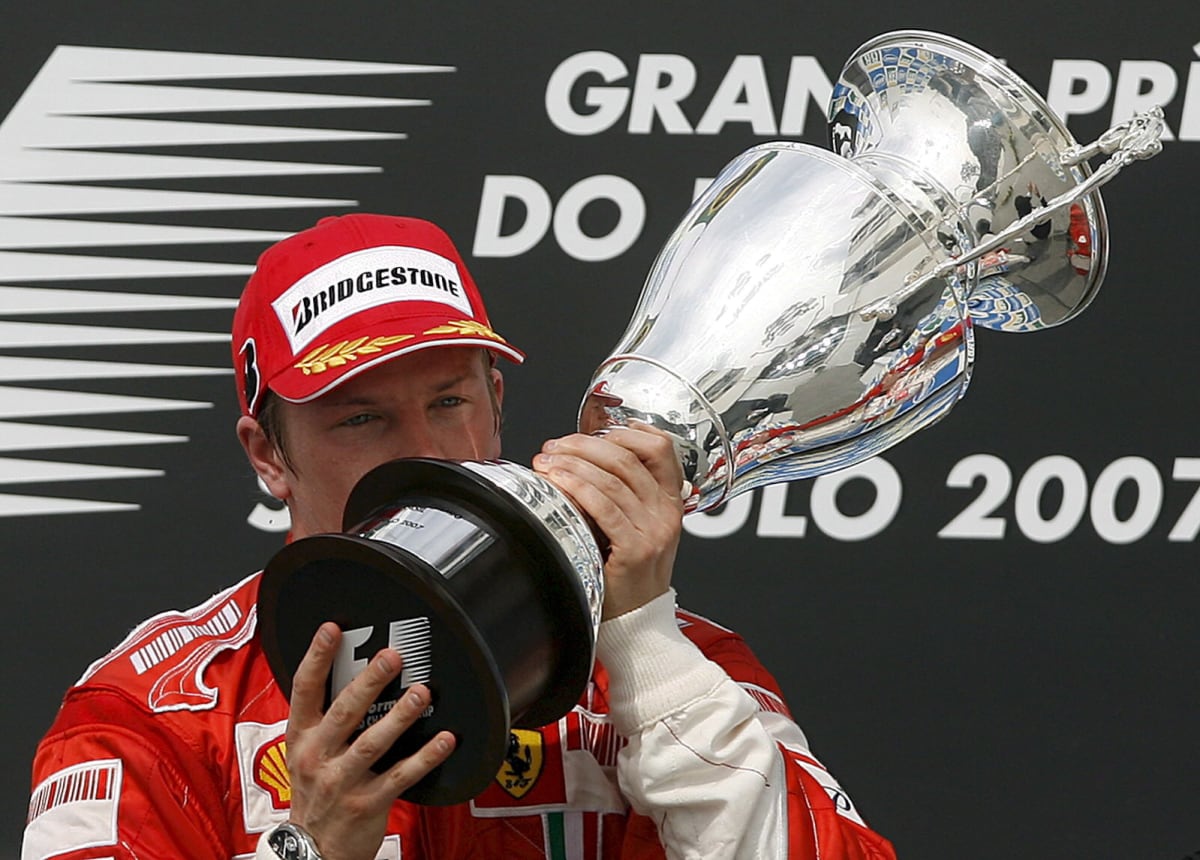 Ferrari čeká na další titul dlouhých sedmnáct let, naposledy se v jeho barvách z celkového vítězství na šampionátu F1 radoval Kimi Räikkönen v roce 2007.