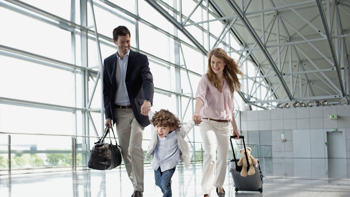 Rodiče s dítětem na letišti
