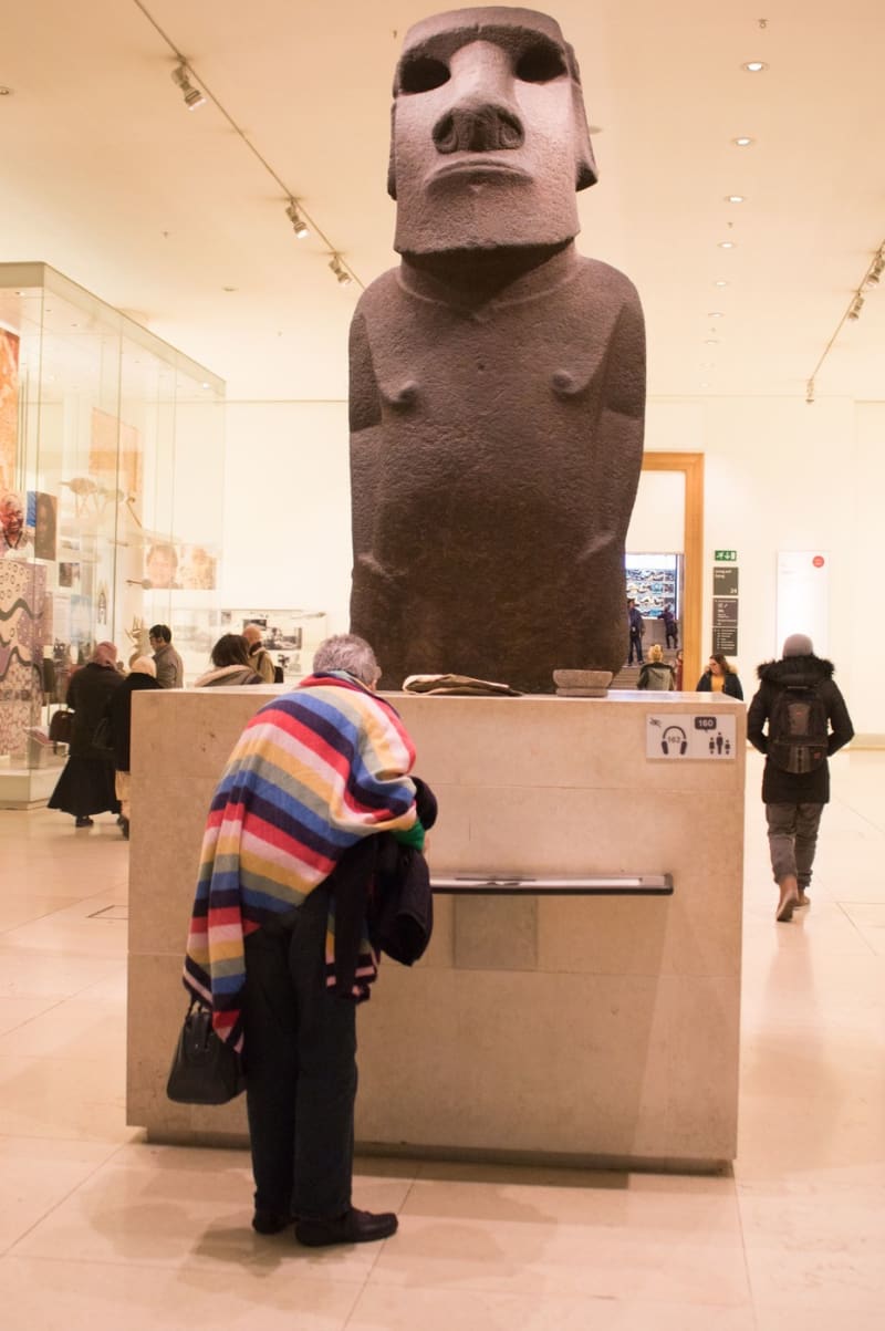 Lidé volají po návratu sochy moai z Britského muzea na Velikonoční ostrov, odkud bylo v 19. století převezeno.