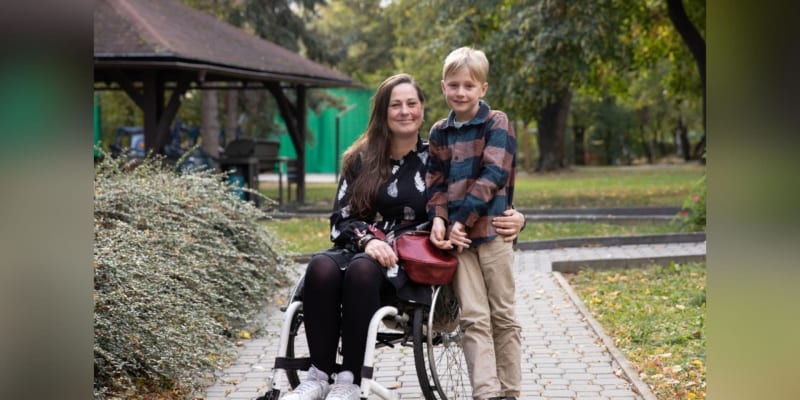Lucie je pětinásobnou maminkou a zdravotní sestřičkou na vozíku. K ochrnutí dolních končetin došlo během náročné operace aorty.