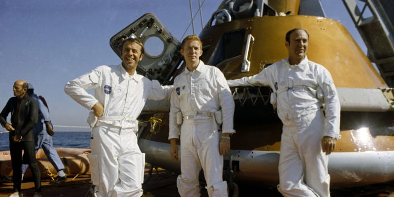 Edgar Mitchell (vlevo) a jeho kolegové během tréninku na misi Apolla 14