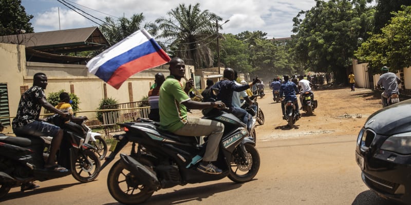 Podporovatelé převratu s ruskou vlajkou v Burkině Faso (2. 10. 2022)