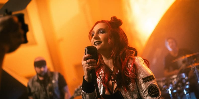 Zpěvačka Bára Zemanová svým energickým singlem Mayday ohlašuje návrat na podium.