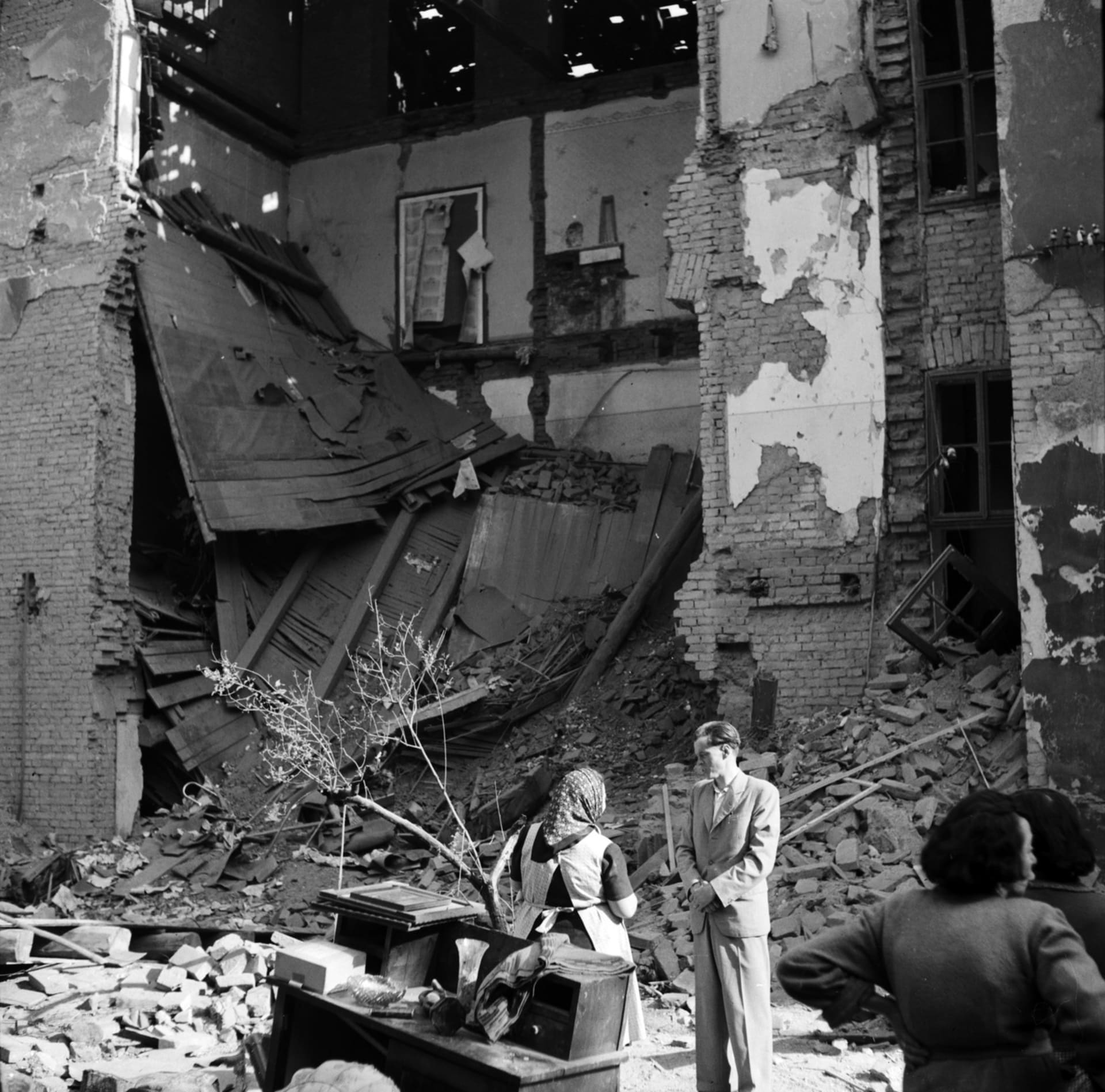 Trosky domů po bombardování Plzně 14. května 1943