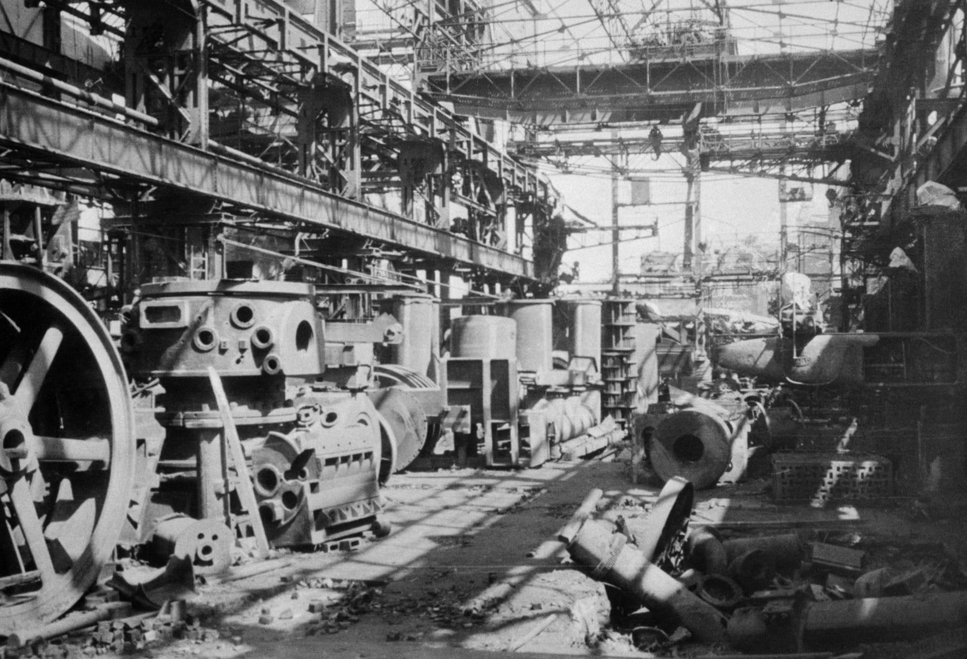 Trosky výrobní haly v plzeňské Škodovce po americkém náletu v dubnu 1945