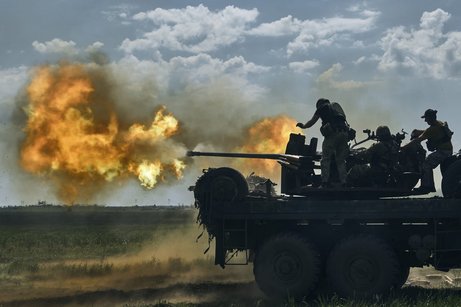 Ukrajinští vojáci střílejí z děla u města Bachmut. 