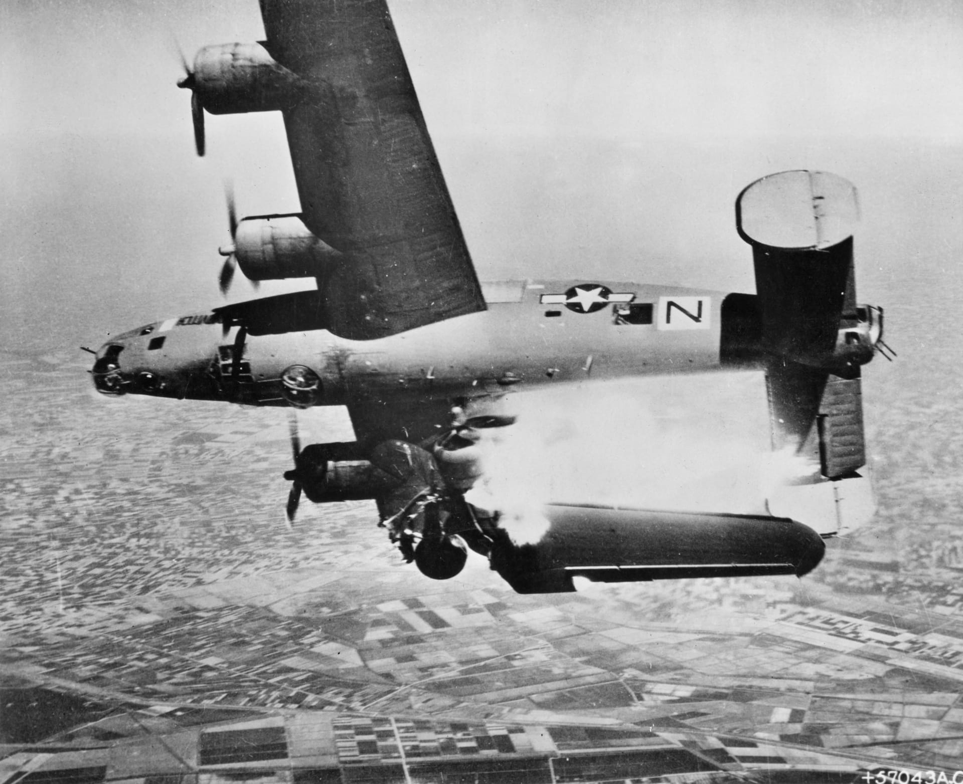 B-24 zasažený nad Itálií 10. dubna 1945