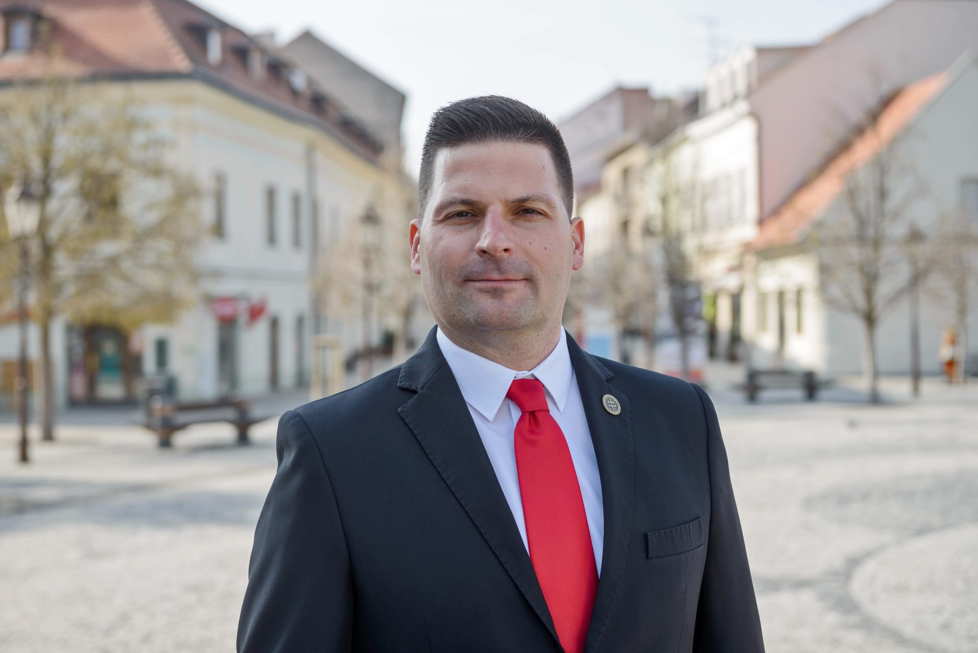 Róbert Švec – politik a předseda strany Slovenské Hnutie Obrody, na slovenského prezidenta kandidoval už v roce 2019, kdy získal 0,3 % hlasů. Ani v roce 2024 nemá velké naděje.