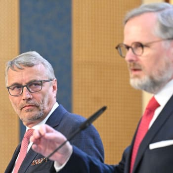 Ministr pro evropské záležitosti za Martin Dvořák (STAN) vlevo a premiér Petr Fiala (ODS) 