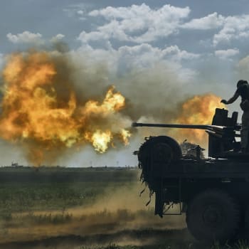 Ukrajinští vojáci střílejí z děla u východního města Bachmut. 