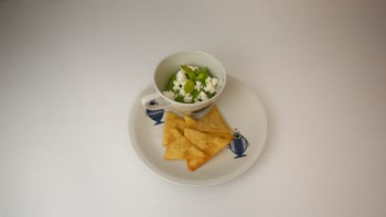 Prostřeno: Hráškový dip s mátou a křupavými domácími nachos