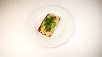 Prostřeno: Hummus s žitnou plackou a cvrčky podle Tomáše