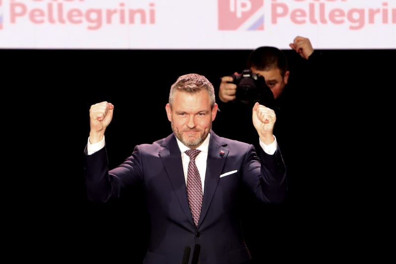 Peter Pellegrini – předseda Národní rady a předseda vládní strany Hlas. V letech 2018 až 2020 byl premiérem Slovenska. Stranu Hlas založil v roce 2020 poté, co skončil ve straně Smer Roberta Fica. Patří mezi dva kandidáty s největší nadějí na postup do druhého kola. Podporují ho strany Hlas a Smer.
