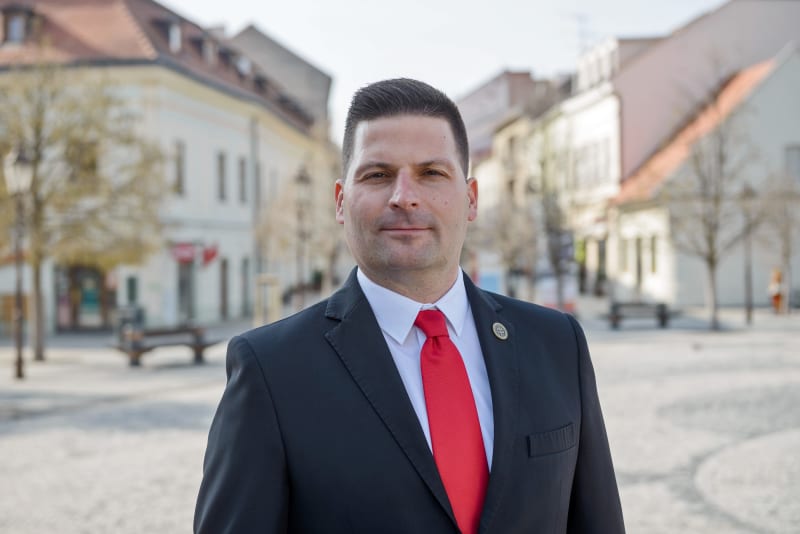 Róbert Švec – politik a předseda strany Slovenské Hnutie Obrody, na slovenského prezidenta kandidoval už v roce 2019, kdy získal 0,3 % hlasů. Ani v roce 2024 nemá velké naděje.