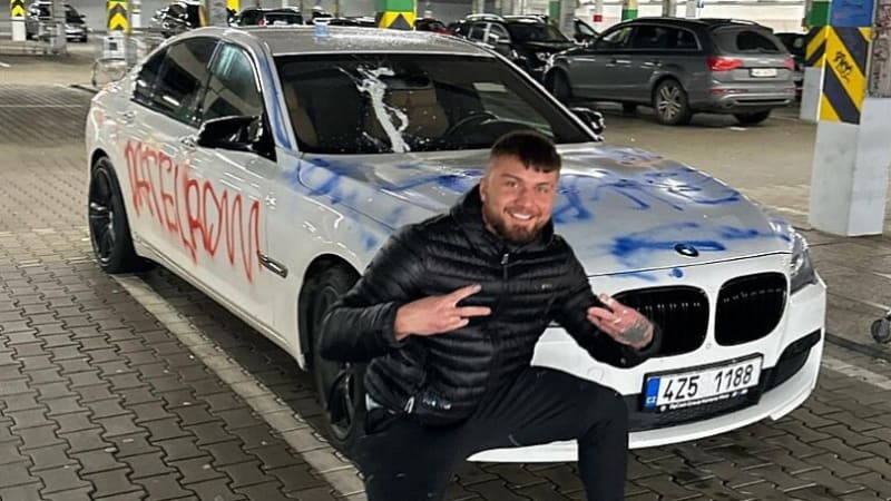 Marek Datel Valášek posprejoval konkurentovi auto. Nyní se bojí, že dostane přes pusu