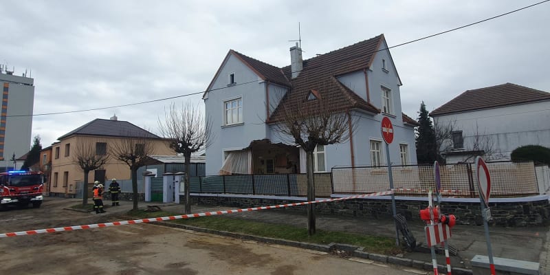 Středočeští hasiči v úterý zasahovali v Kolíně, kde došlo k částečnému zřícení stěny rodinného domu. 