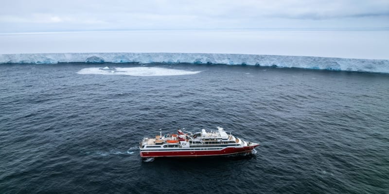 Hýbe se od roku 2020 a od listopadu 2023 od Antarktidy odplouvá