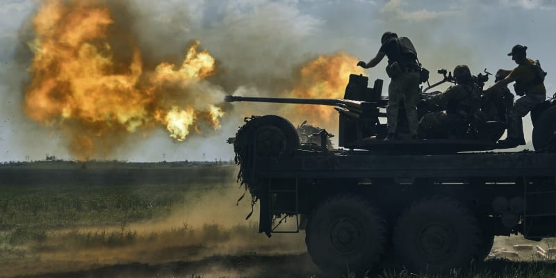 Ukrajinští vojáci střílejí z děla u města Bachmut. 