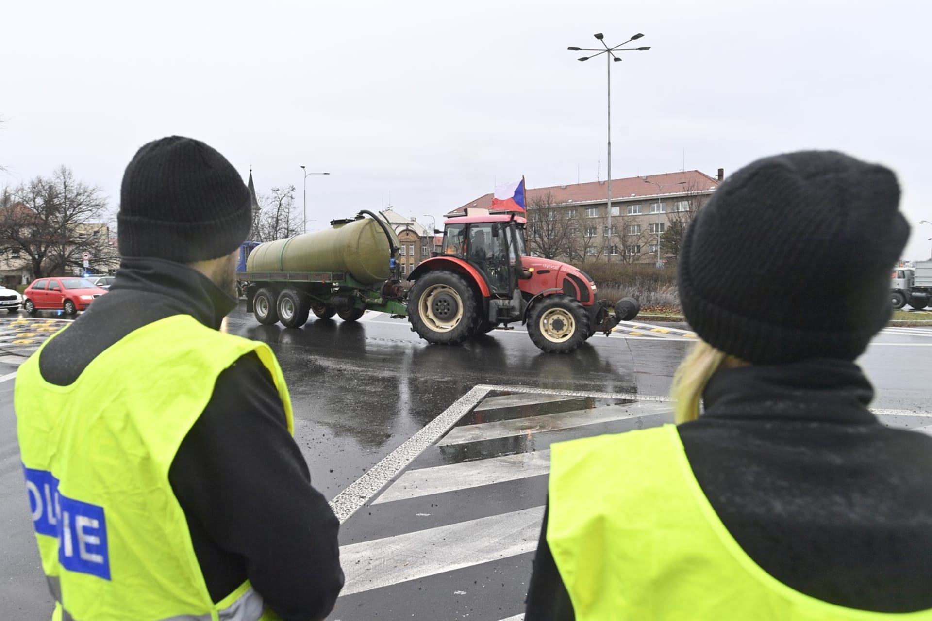 Kolem 160 zemědělských strojů přijelo na protestní jízdu z Kutné Hory do Kolína.