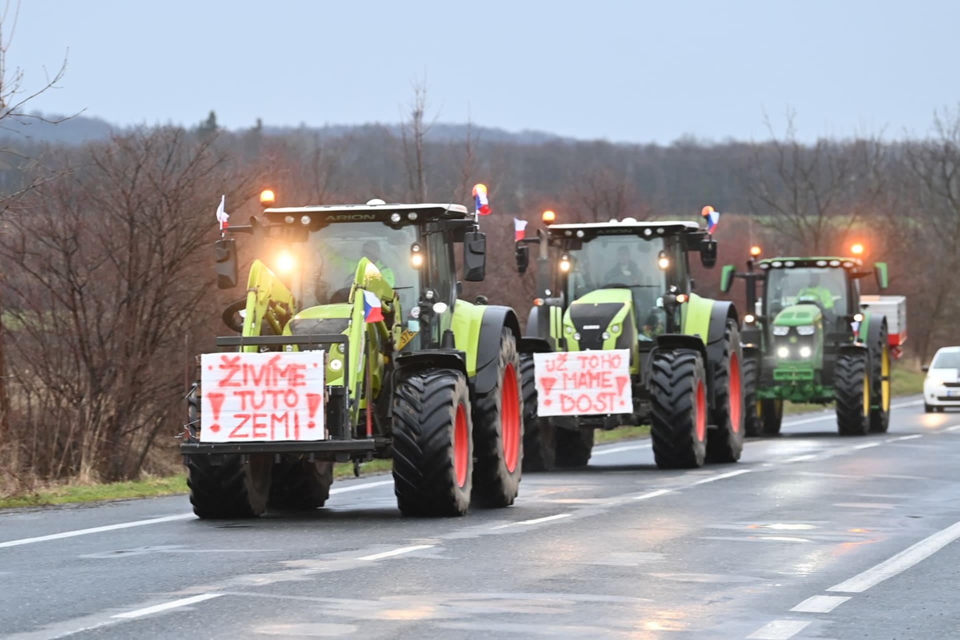Kolem 100 zemědělských strojů vyrazilo na protestní jízdu z Kutné Hory do Kolína.