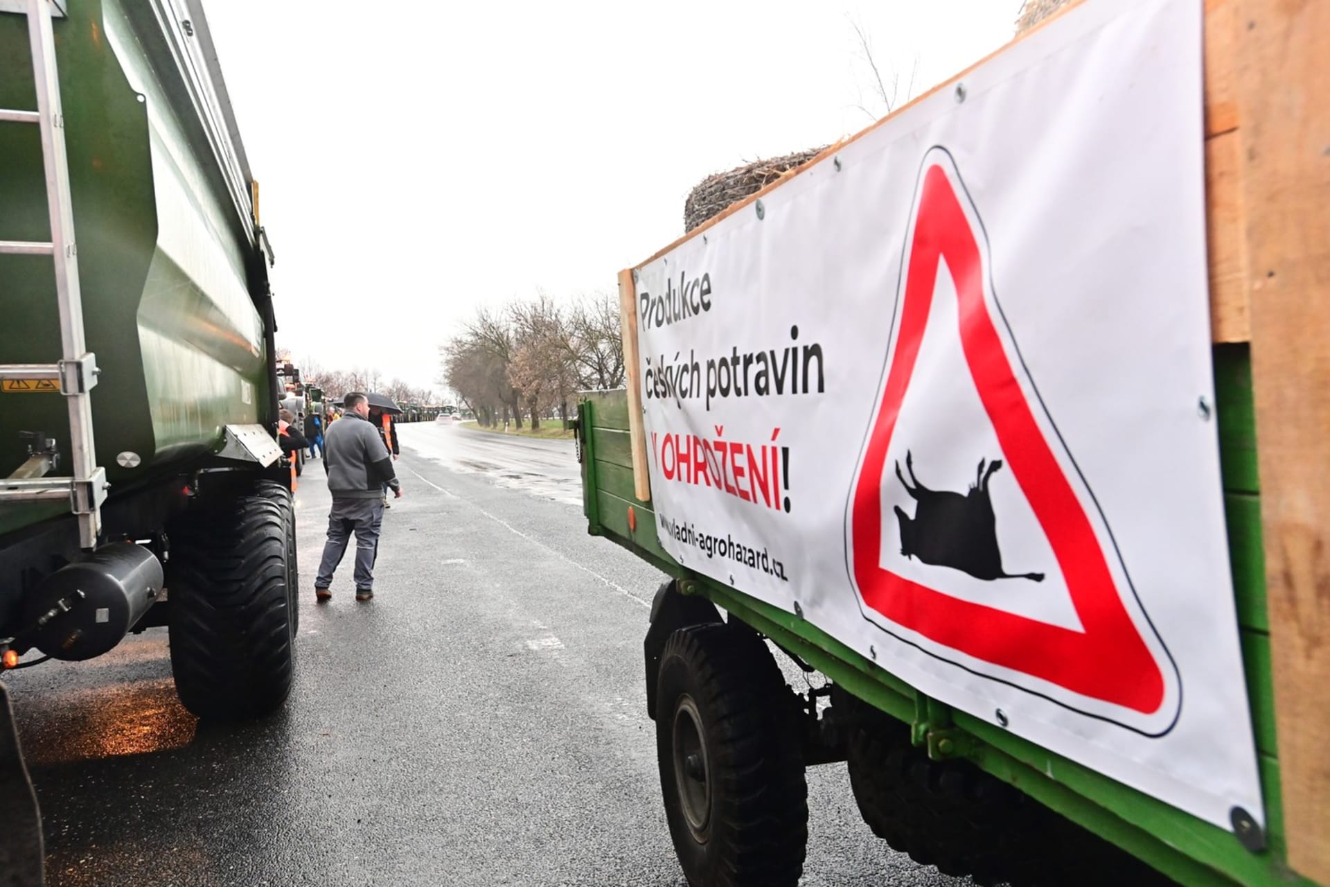 Kolem 100 zemědělských strojů vyrazilo na protestní jízdu z Kutné Hory do Kolína.