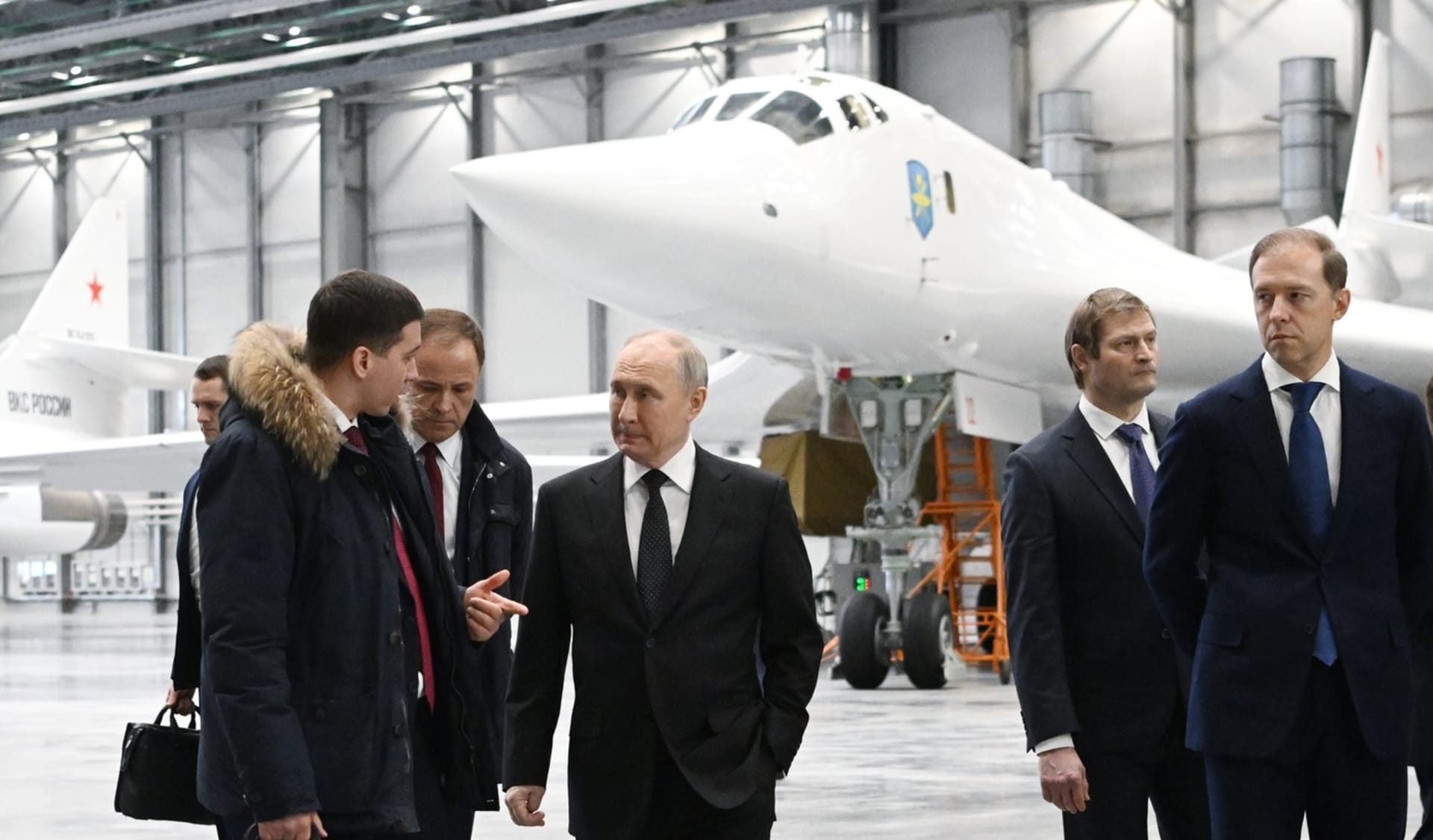 Vladimir Putin na prohlídce bombardérů Tu-160M v továrně v Kazani (21. 2. 2024)