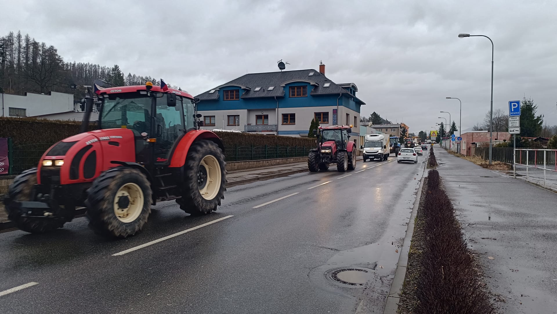 Na přechod v Náchodě přijeli farmáři s desítkami traktorů.