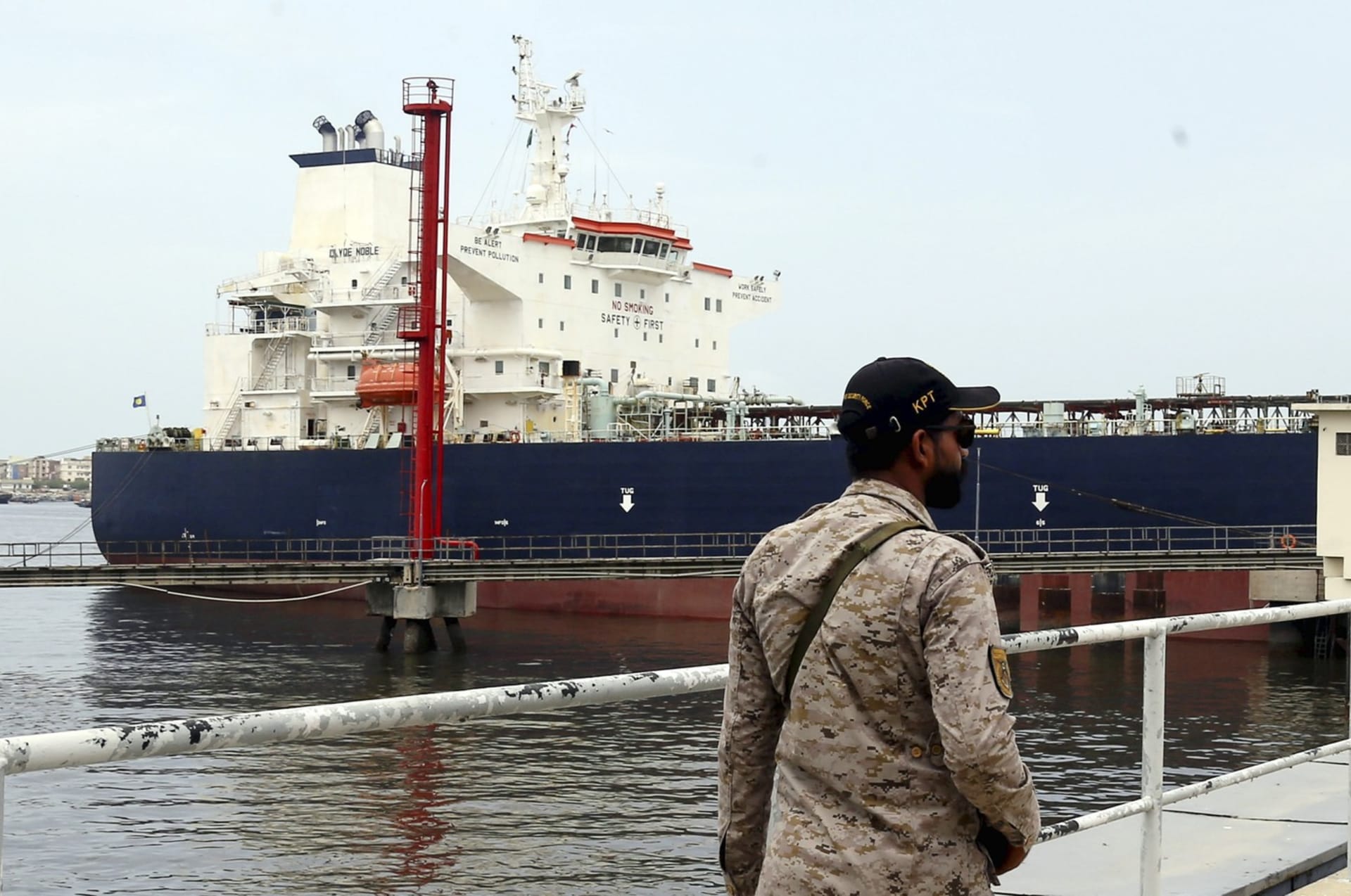 Tanker s ruskou ropou v pákistánském Karáčí (červen 2023)