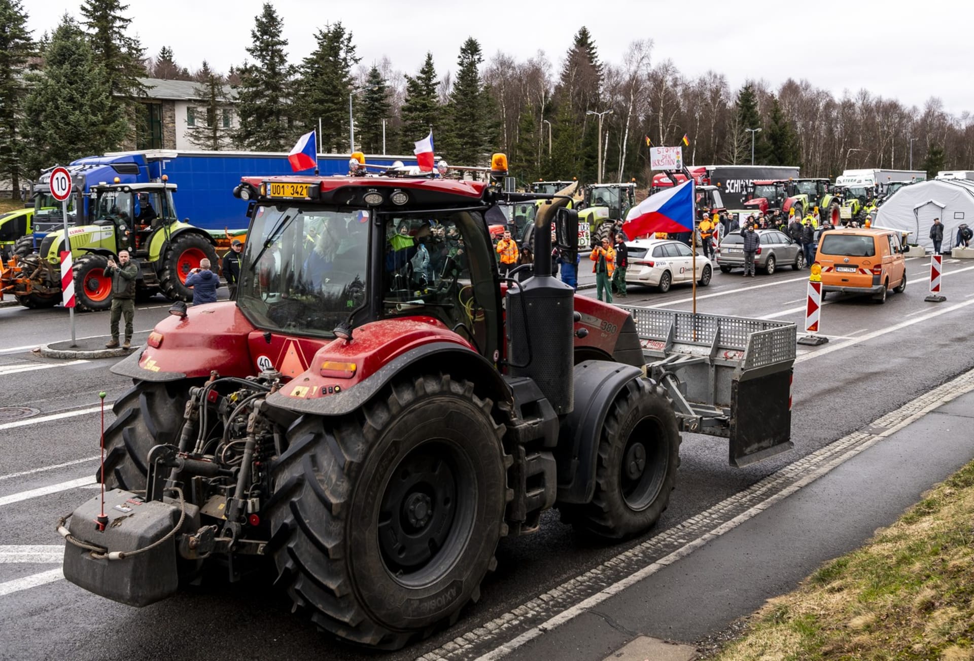 Protestující sedláci částečně zablokovali hraniční přechod na Chomutovsku.