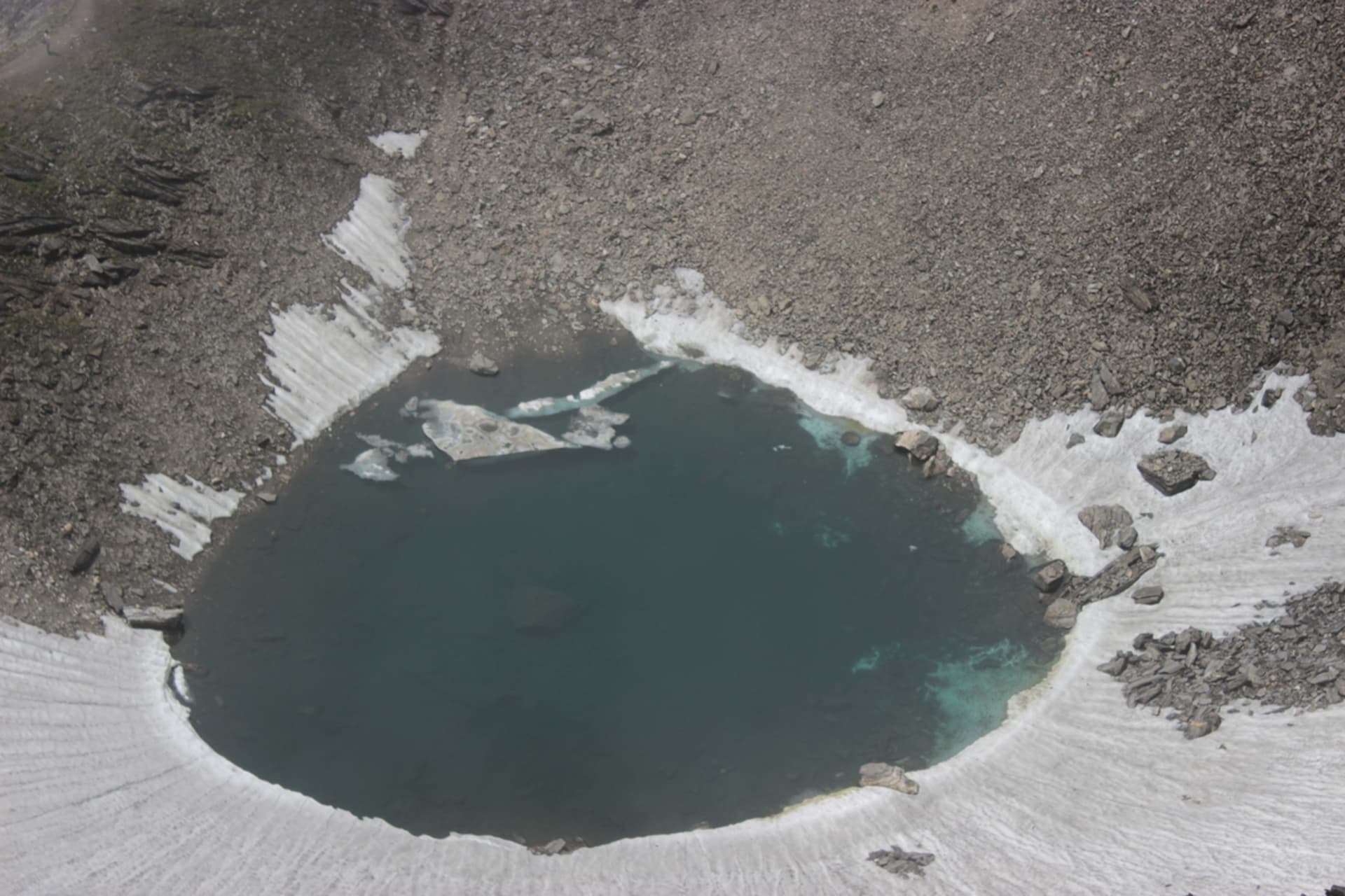 Jezero Rúp Kund bývá v průběhu roku zamrzlé, i to pomohlo zakonzervovat hrůzný nález