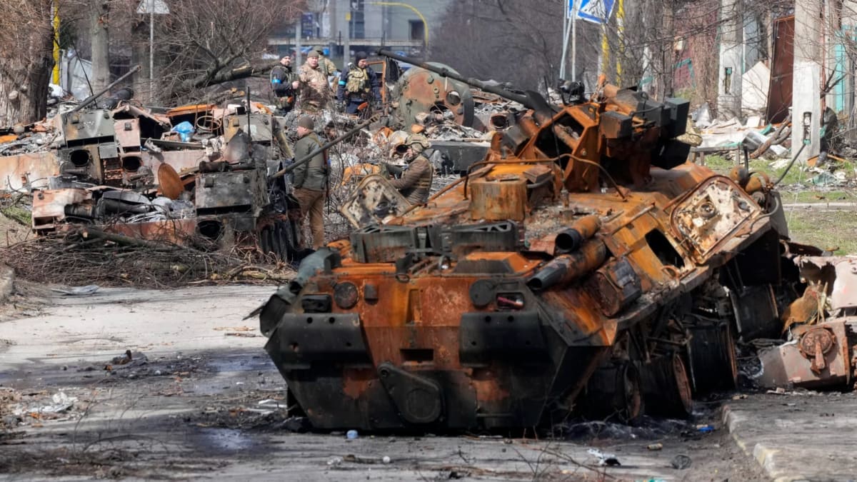 Záběry zničené ruské těžké techniky v Buči, 4. dubna