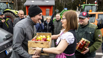 ON-LINE: Čeští zemědělci zablokovali hranice. S německými kolegy si předávali pivo a jablka