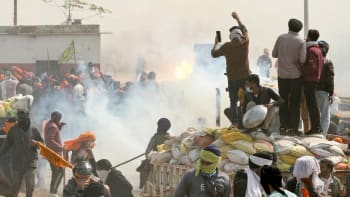 Indie čelí vzpouře farmářů. Pochod na metropoli stopla policie slzným plynem a vodními děly