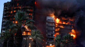 Ohnivé peklo zachvátilo věžák ve Španělsku. Na místě je polní nemocnice, čeká se mnoho obětí
