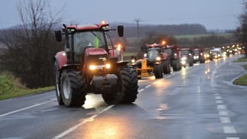 ON-LINE: První traktory vyjely na silnice. Jsme zoufalí, musíme se ozvat, vzkazují zemědělci