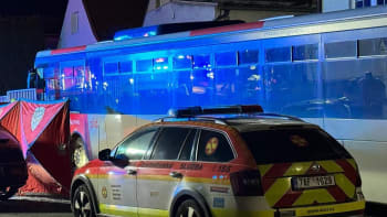 Drama v Dobříši: Opilý a zfetovaný řidič ukončil zběsilou jízdu nárazem do autobusu
