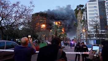Ohnivé peklo zachvátilo věžák ve Španělsku. Na místě je polní nemocnice, hrozí mnoho obětí