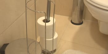 Dohady o toaletní papír v nemocnicích: Vezměte si vlastní, říkají některé. Důvod je sporný